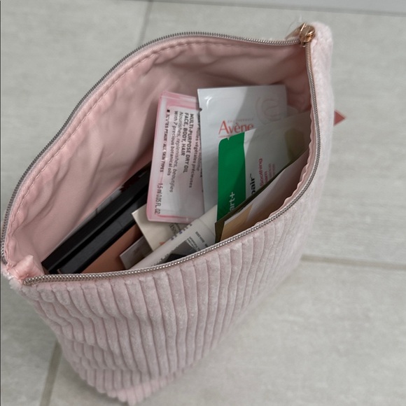 Assorted Beauty Sample Set - Picture 10 of 11